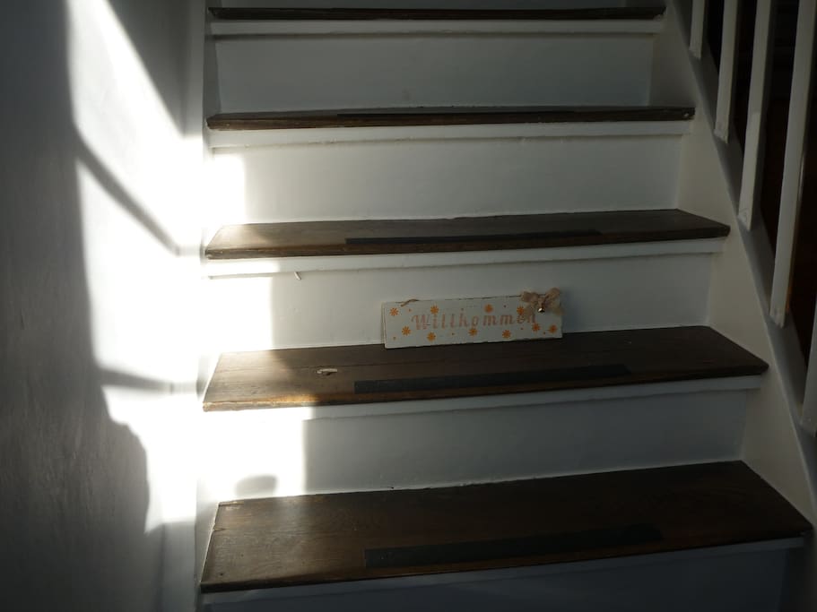 ... die Treppe hoch - die Wohnung liegt im Obergeschoss