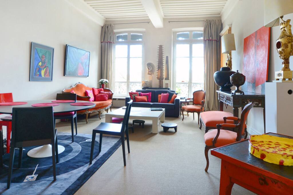 Séjour - Canapé convertible (120x190), deux fauteuils, grande table avec cinq chaises, double vitrage