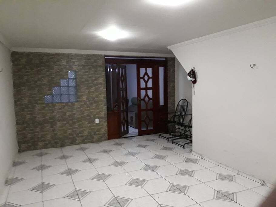 Ampla garagem.