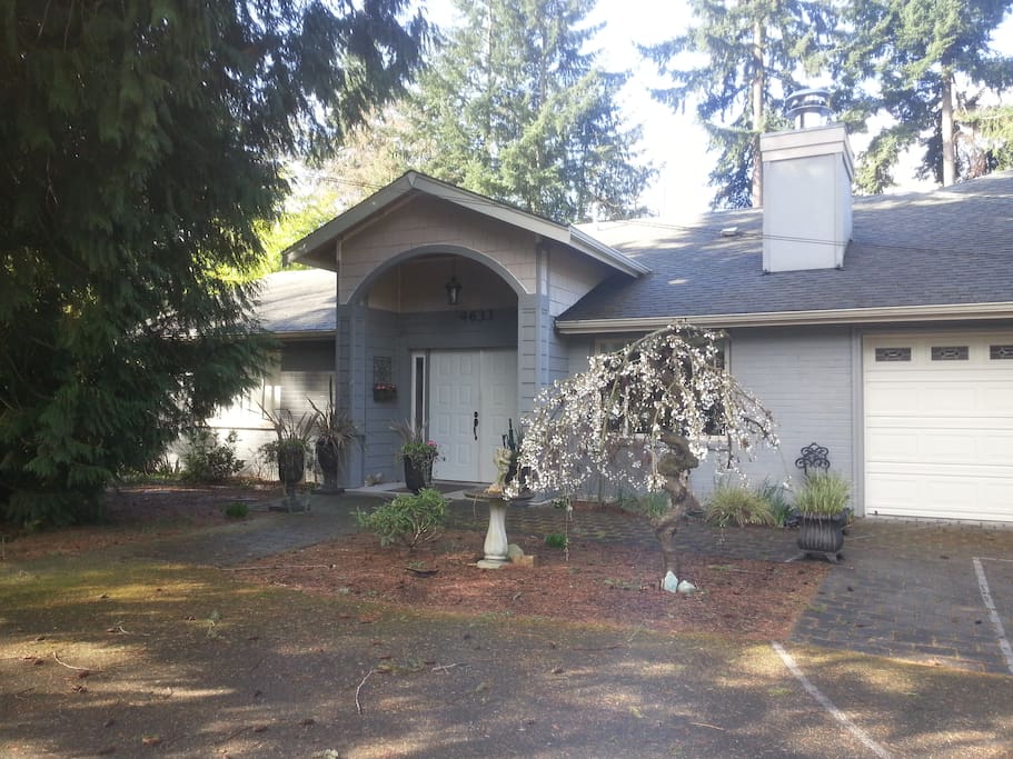 Your Charming Estate Suite is a convenient location between Seattle and Bellevue.