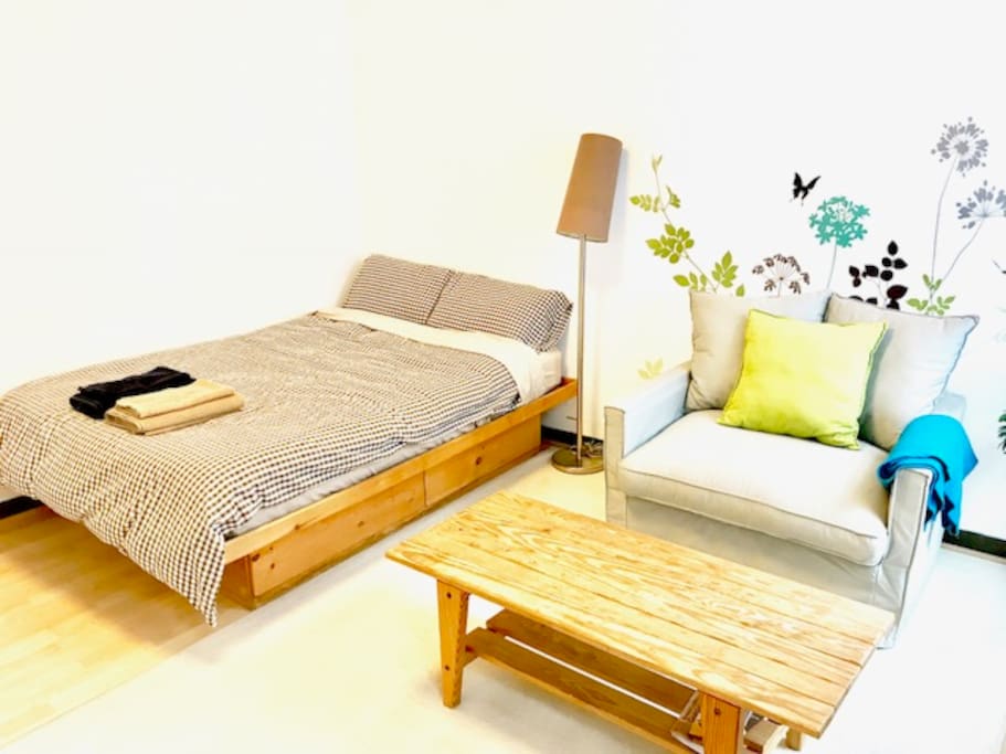 Comfortable bed and sofa
*Full size bed (54"x74" / 138cm x 188cm)