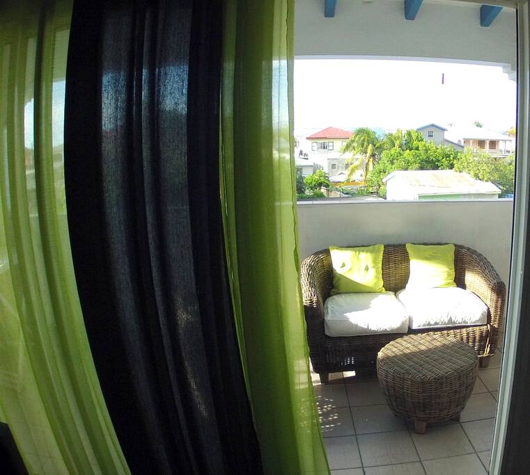 Terrasse de 10m² avec salon d’extérieur vue mer sur l’Île d’Anguilla