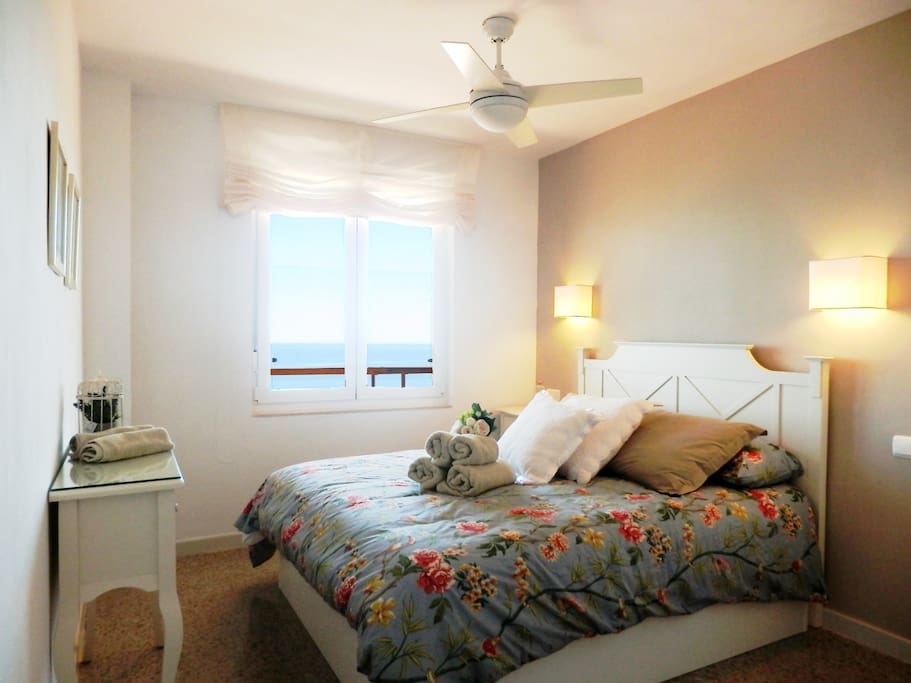 Dormitorio con vistas al mar, aire acondiionado