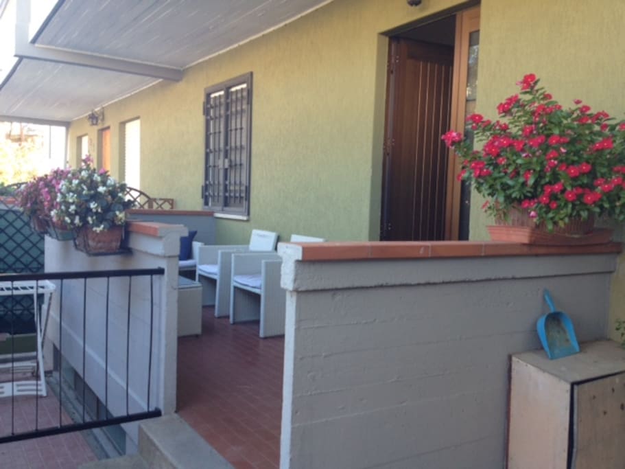 L'ingresso con la terrazza anteriore