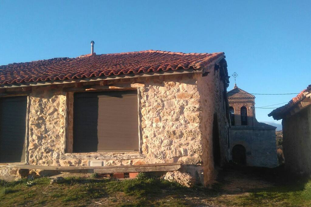 Fachada y en el fondo la Iglesia del pueblo