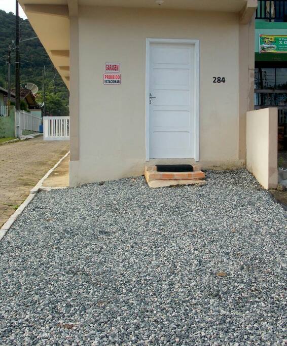 Entrada com estacionamento na porta