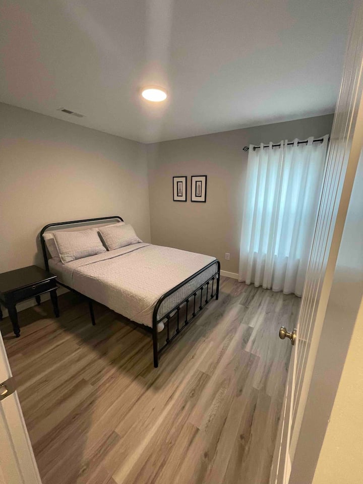 חדר שינה שלישי עם מיטת קווין סייז