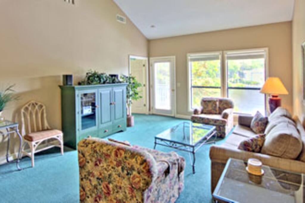 Spacious, bright living room