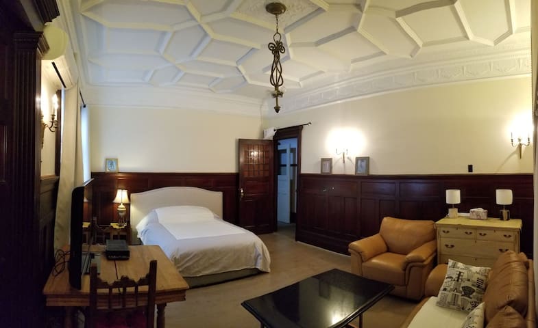 Exquisite studio in prime location.