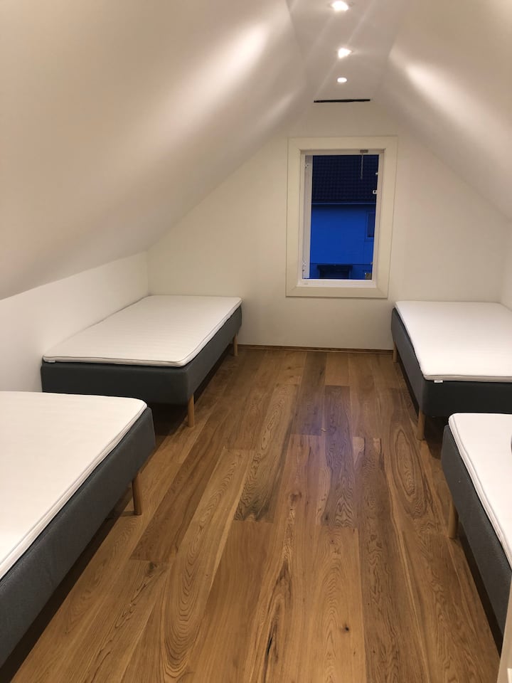Soveværelse på 4. sal. Fire 90 x 200 enkeltsenge.