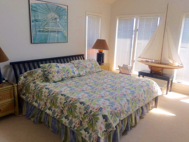 חדר שינה ראשי עם מיטת קינג.  נוף אל הים