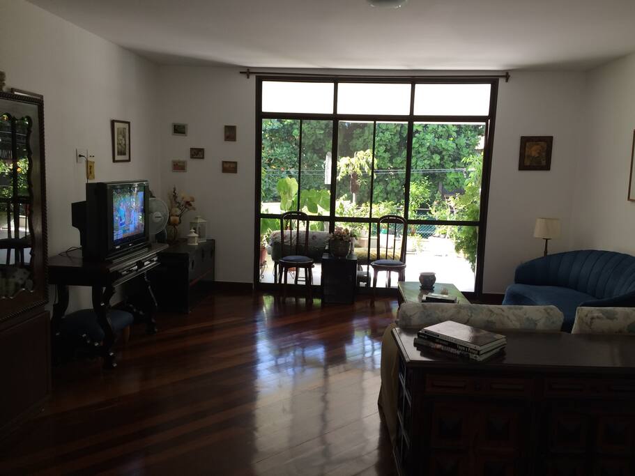 Sala de estar com saída para a varanda