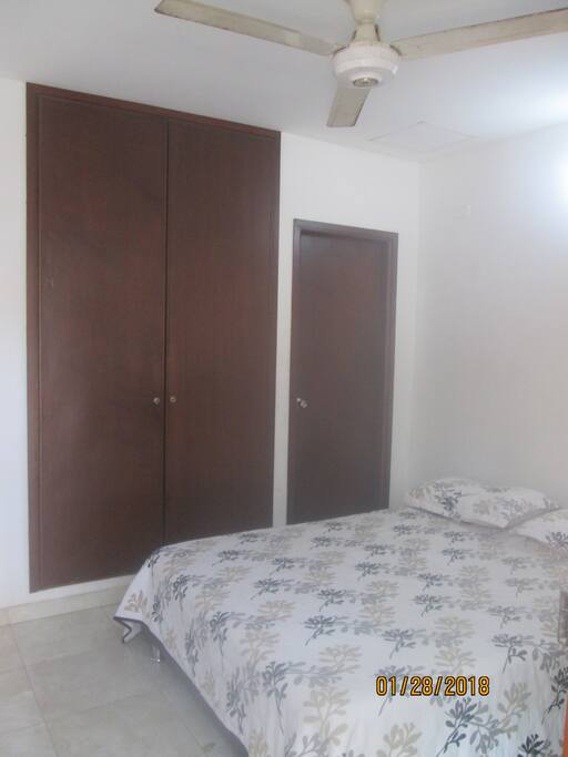 Habitación amplia, cómoda, ventilada e iluminada. Cuenta con cama doble, abanico, amplio closet y baño privado para uso exclusivo del huesped.