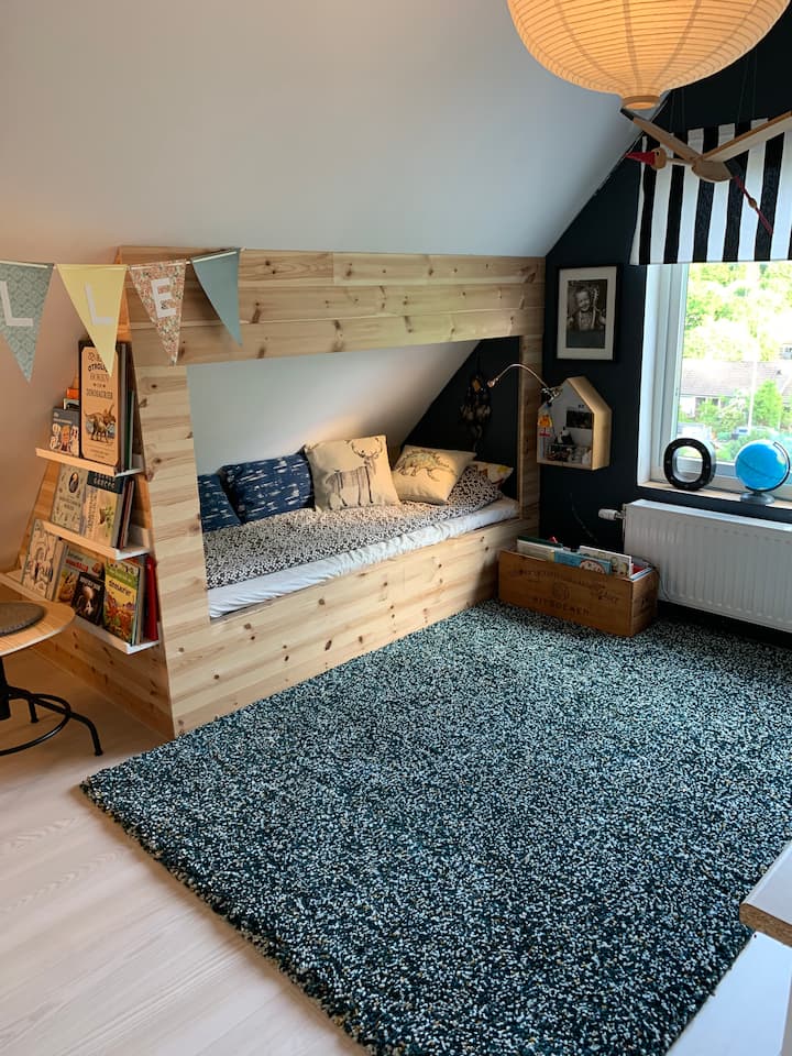 Ერთ-ერთი საძინებელი 90 × 190 სმ ზომის საწოლით, სადაც მყუდრო საწოლად იქცევით.