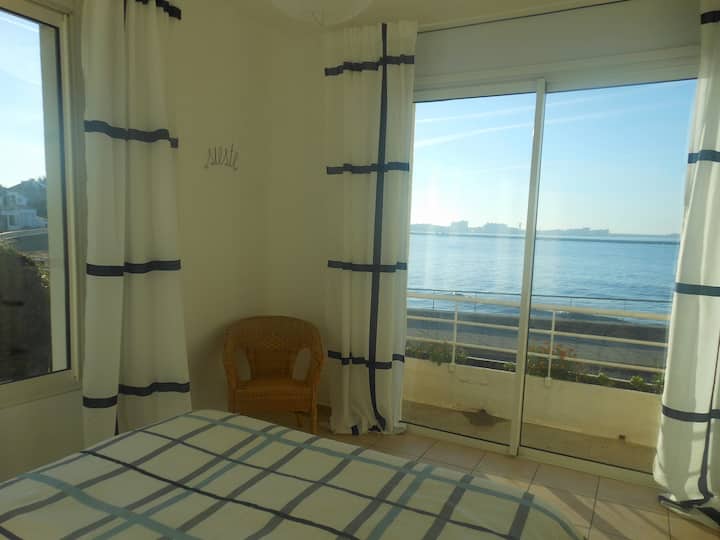 спалня 1: 1 легло 160 x 200 (може да се раздели на 2 легла 80) 
С изглед към морето