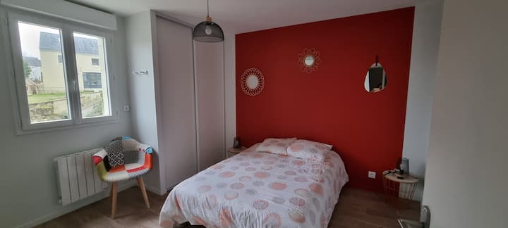 Spavaća soba s bračnim krevetom i prostorom za odlaganje 