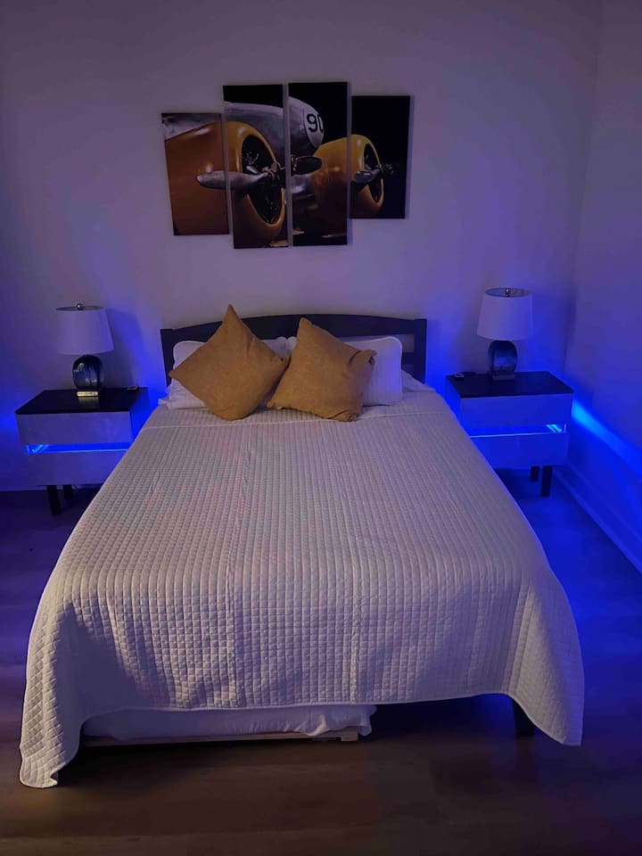 Camera matrimoniale con letto a due piazze e comodino a LED e TV LG da 55"