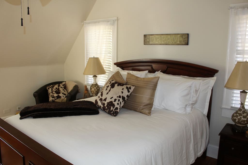 Queen Bed with luxurious linens