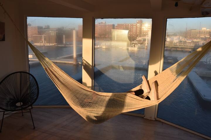 Ziggy Stardust Surf House – A Beautiful Houseboat gallery image 2