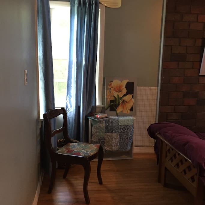 Cozy room. Chambre confortable.