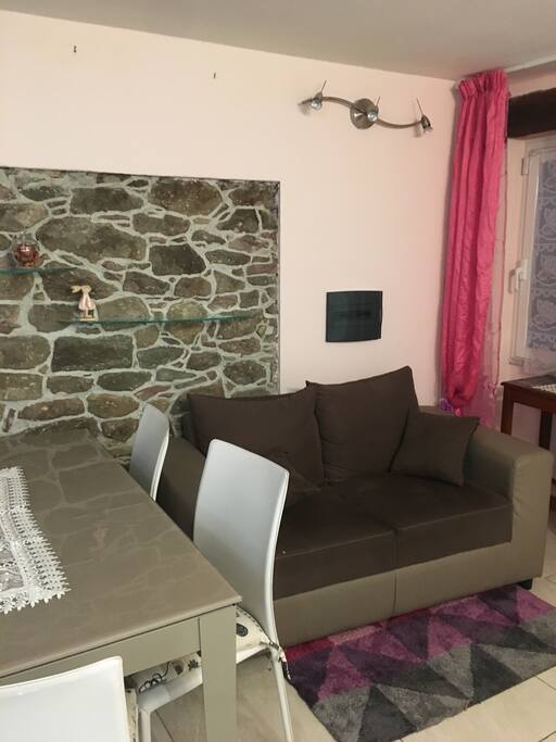 Sala casa Maria con muro a sasso