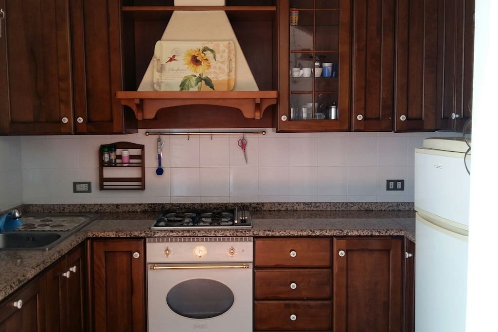 cucina con forno e lavastoviglie