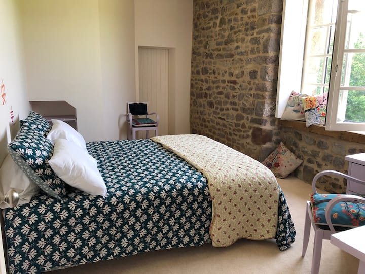 Na rovnakom poschodí je druhá spálňa, ktorá má spoločnú kúpeľňu s katedrálou. Nová veľmi pohodlná manželská posteľ, posteľná bielizeň a prikrývky