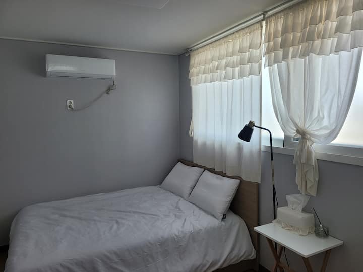 Ky është një krevat dopio "Queen" në dhomën e dytë.