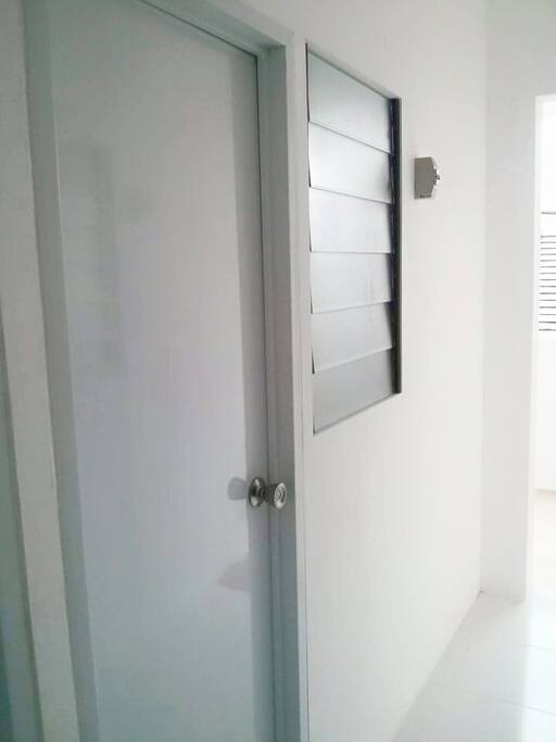 Foto tampak depan kamar dengan pintu dan jendela