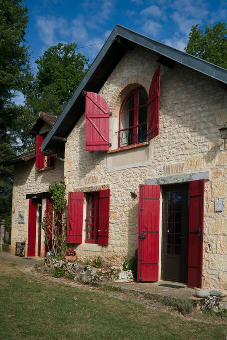 salon au rez de chaussée, chambre Sud à l'étage.