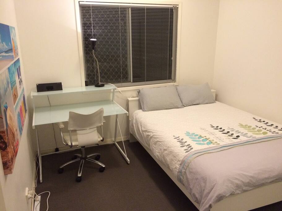 Spacious room with Queen bed & desk