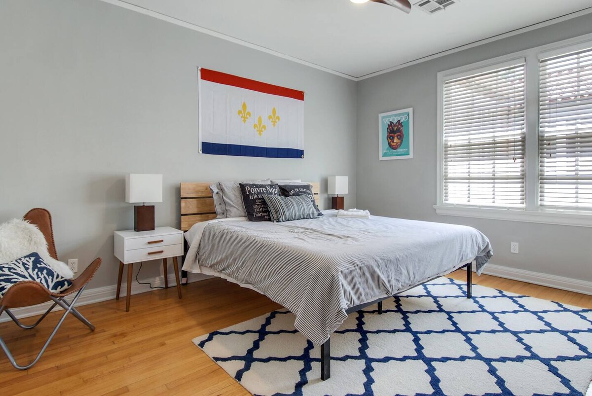 Chambre 2. Lit King. Salle de bain Jack et Jill partagée avec la chambre 1. (Non illustré : Roku TV.)