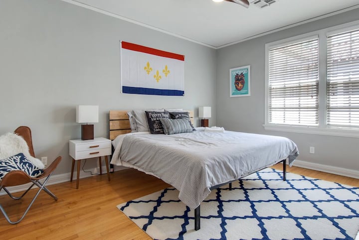 חדר שינה 2. מיטת קינג. חדר הרחצה של ג'ק וג'יל משותף עם חדר שינה 1. (לא בתמונה: Roku TV.)