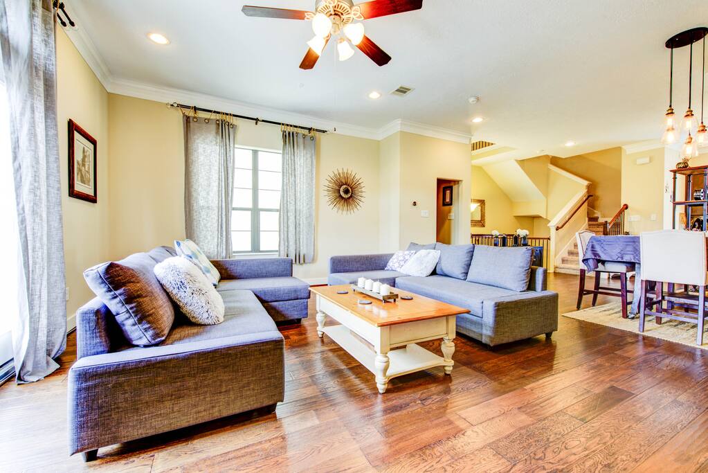 Great open concept living and dining room is perfect for gatherings and groups!