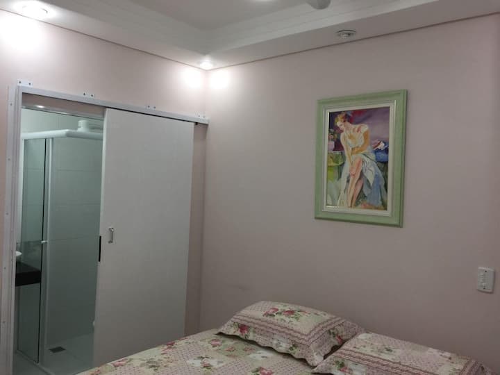 Suite de 3 camas tamaño queen con aire acondicionado