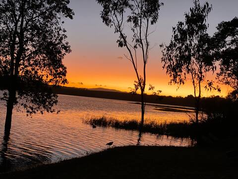 Lakeside Escape - Waterfrontage at Tinaburra
