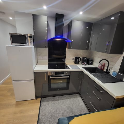Town Centre Modern 1 Bedroom self-contained Flat