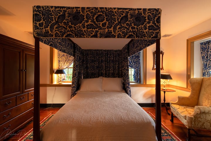 Main Bedchamber Featuring Double Canopy Bed