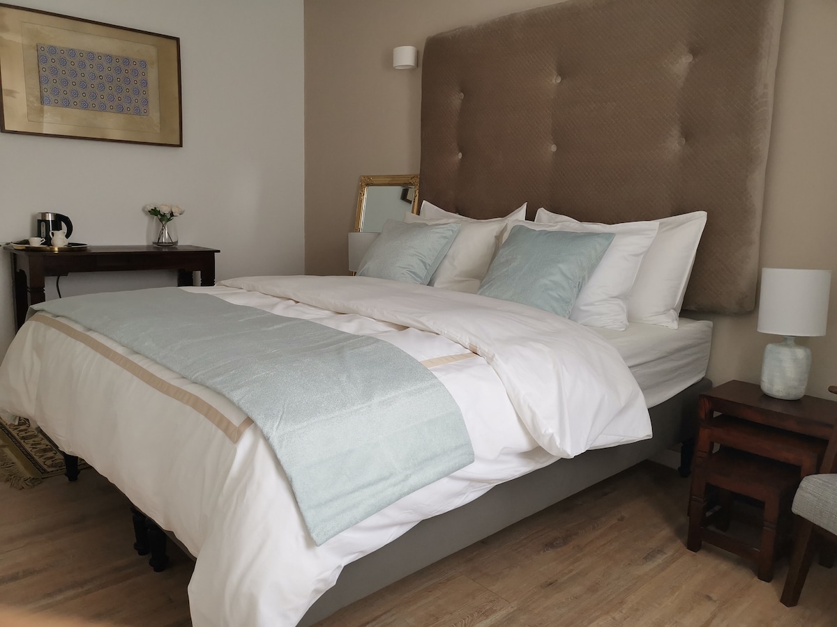 ห้องพักพร้อมห้องน้ำส่วนตัว ห้องนอนขนาดควีนไซส์หนึ่งหลัง 