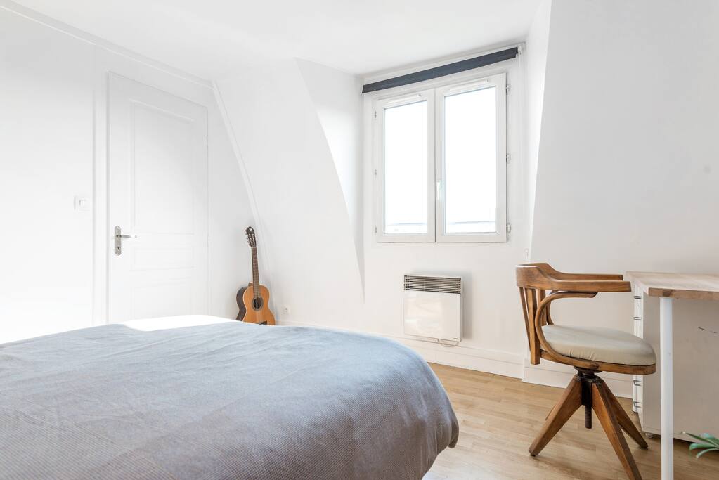 Bedroom for two, with a desk // chambre pour deux personnes avec un bureau