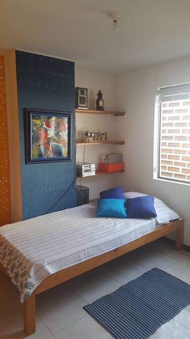 HABITACIÓN PRIVADA CON VENTANA AL EXTERIOR. ILUMINADA CON PERSIANA PARA REGULAR LA ENTRADA DE LUZ.