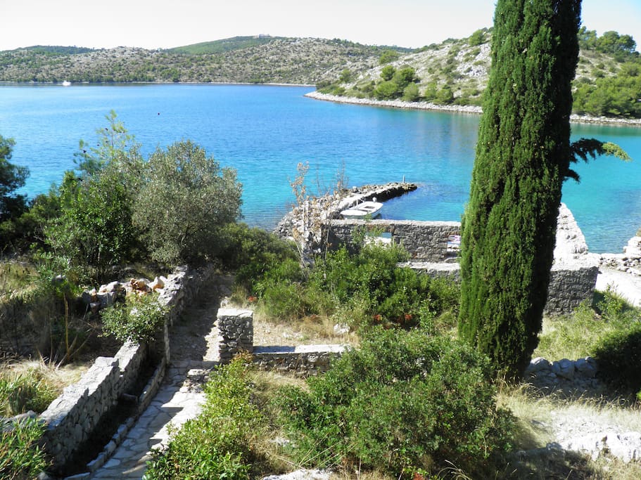 pogled s terase na plažu i lučicu
