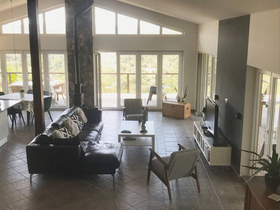 Open space , salon, salle a manger, cuisine avec ouverture directe sur la grande terrasse