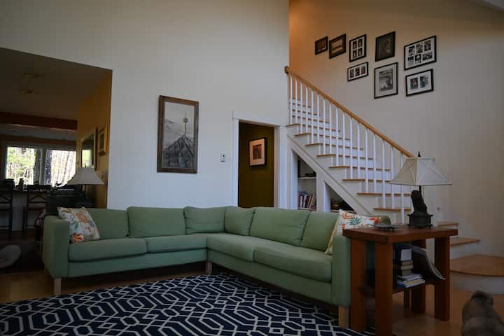 غرفة معيشة واسعة