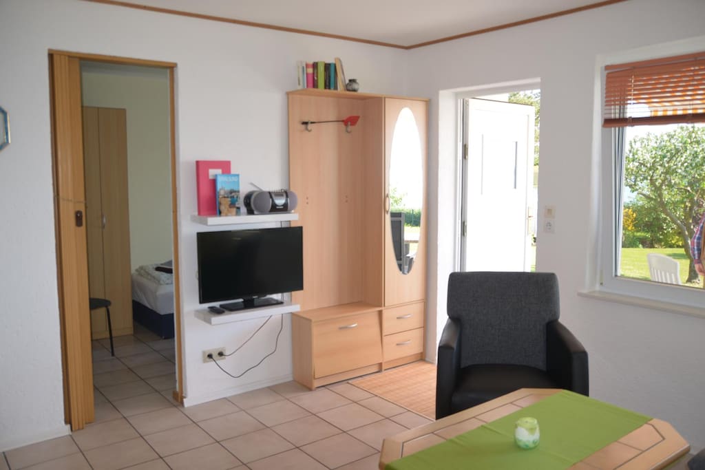 Garderobe und (natürlich) Fernseher