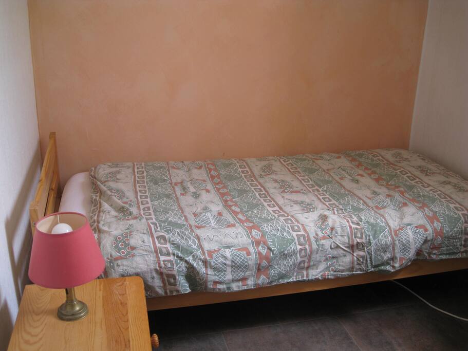 chambre avec un lit en 90