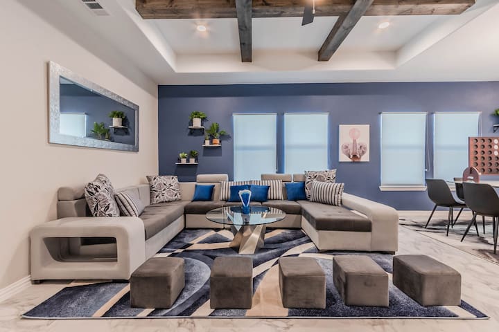 Modern Room Near Downtown, Zoo, Uptown & More gallery image 3