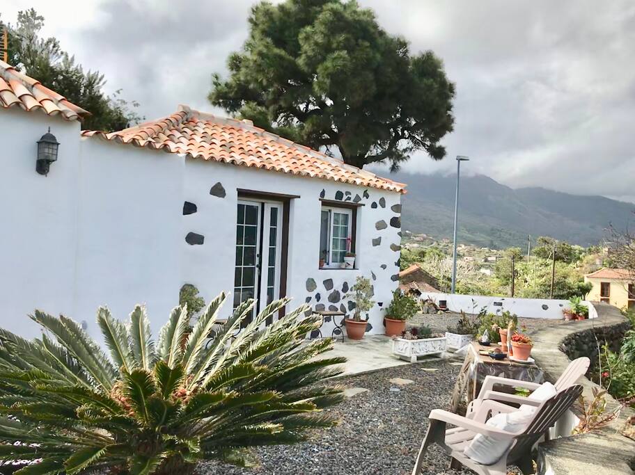 Vista de la entrada de la casa, desde el jardín (en plena naturaleza)