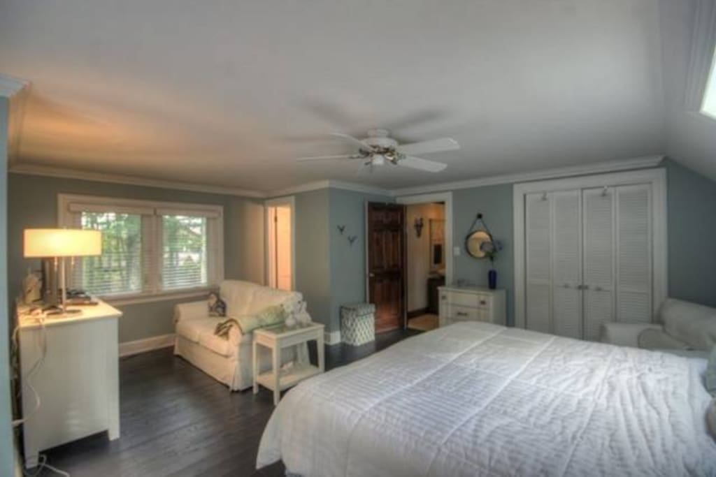 The white suite that will sleep two, Kingsize bed with skylight, bay window, sofa /TV