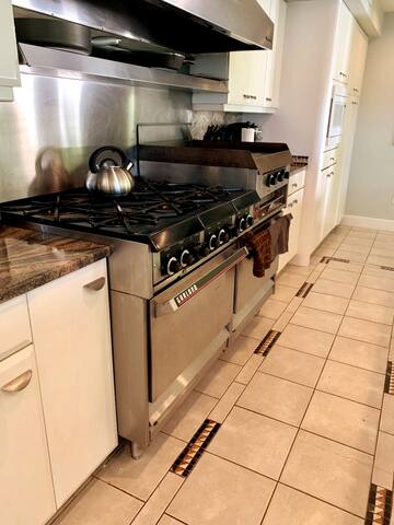 Spectacular Waterfront Home gallery image 5